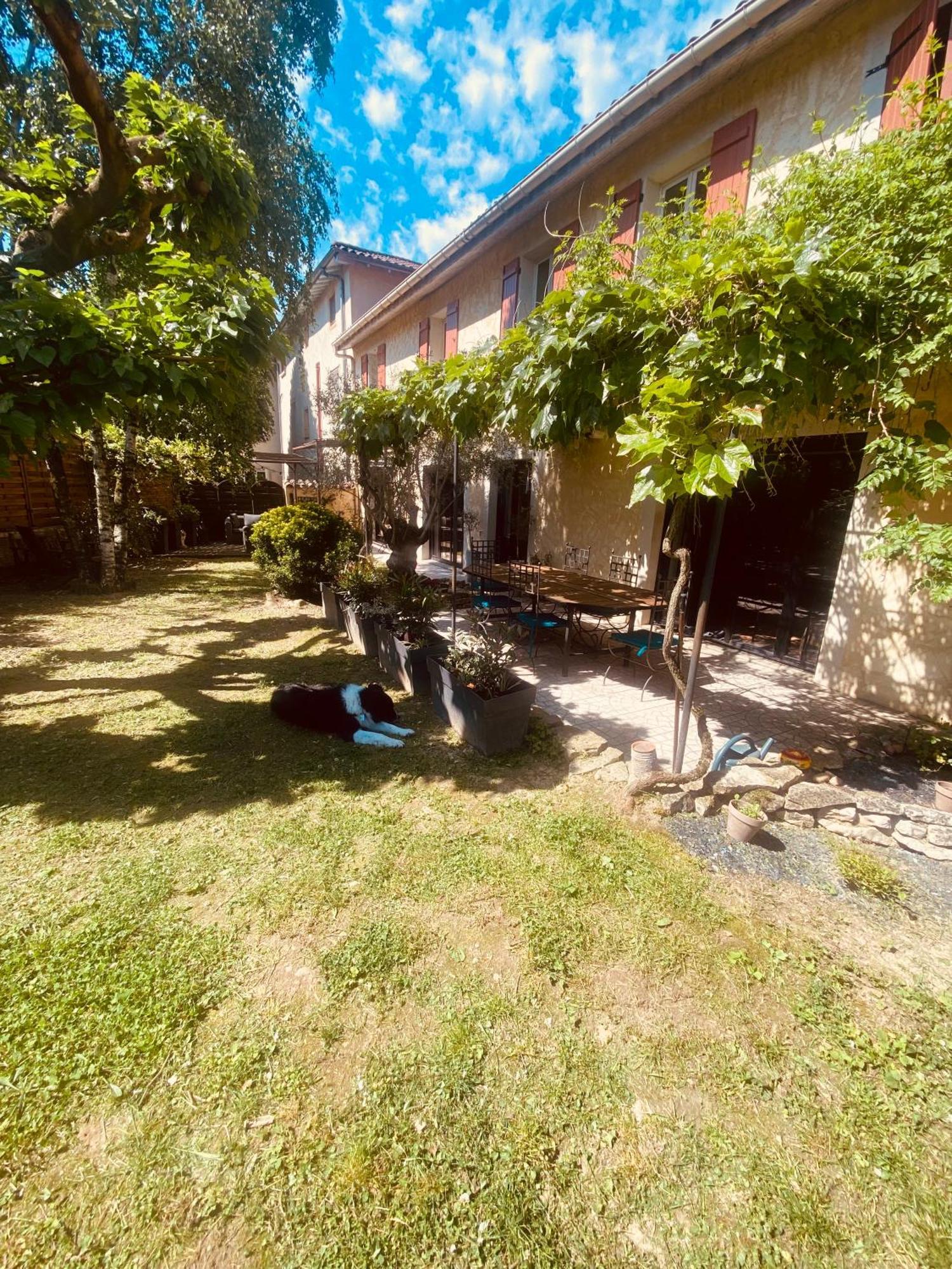Une Ferme En Ville Bron Exterior photo
